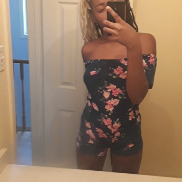 A floral romper - Picture 2 of 3